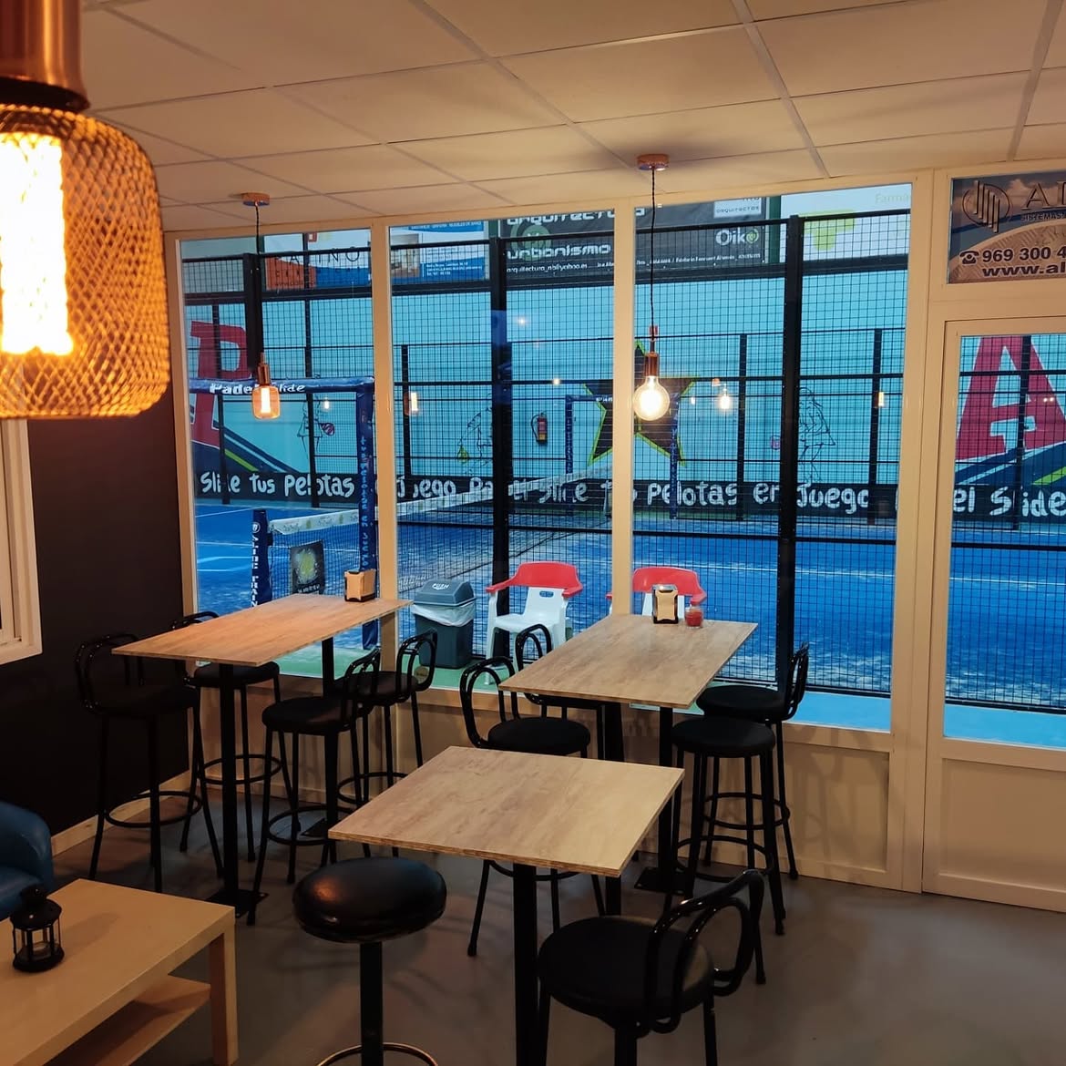 Zona del bar de Padel Slide, fotografía 6